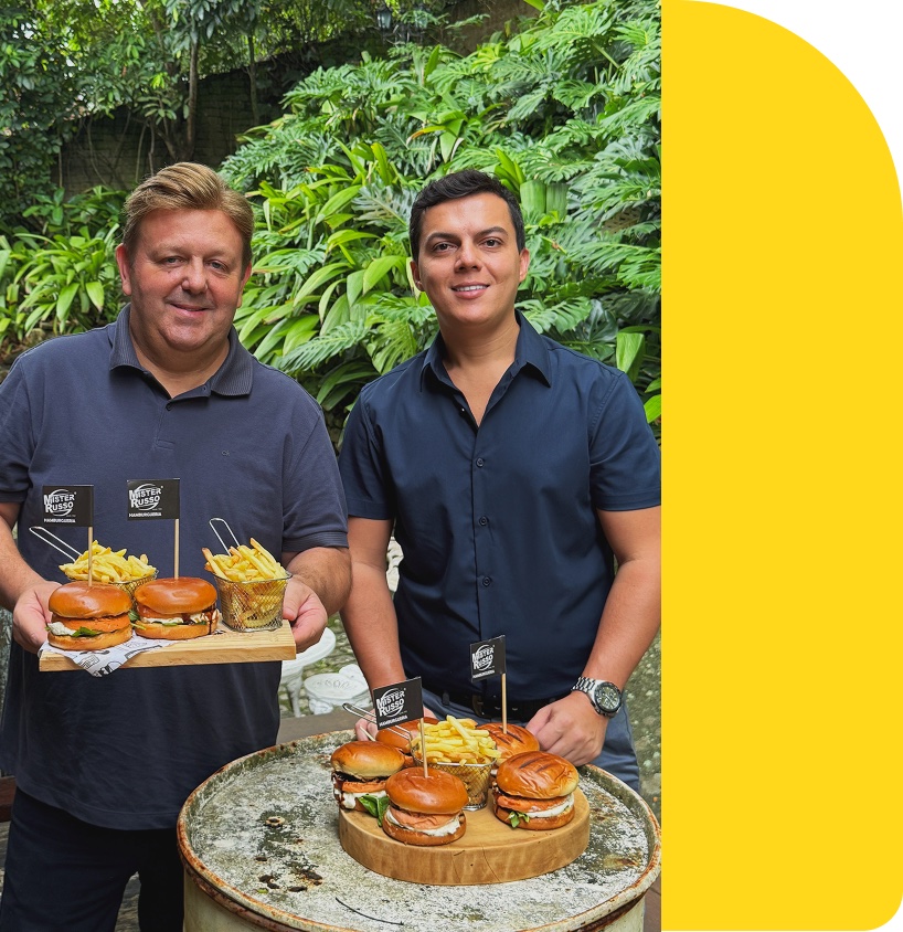 Carlos e Juan Russo com os hambúrgueres da família