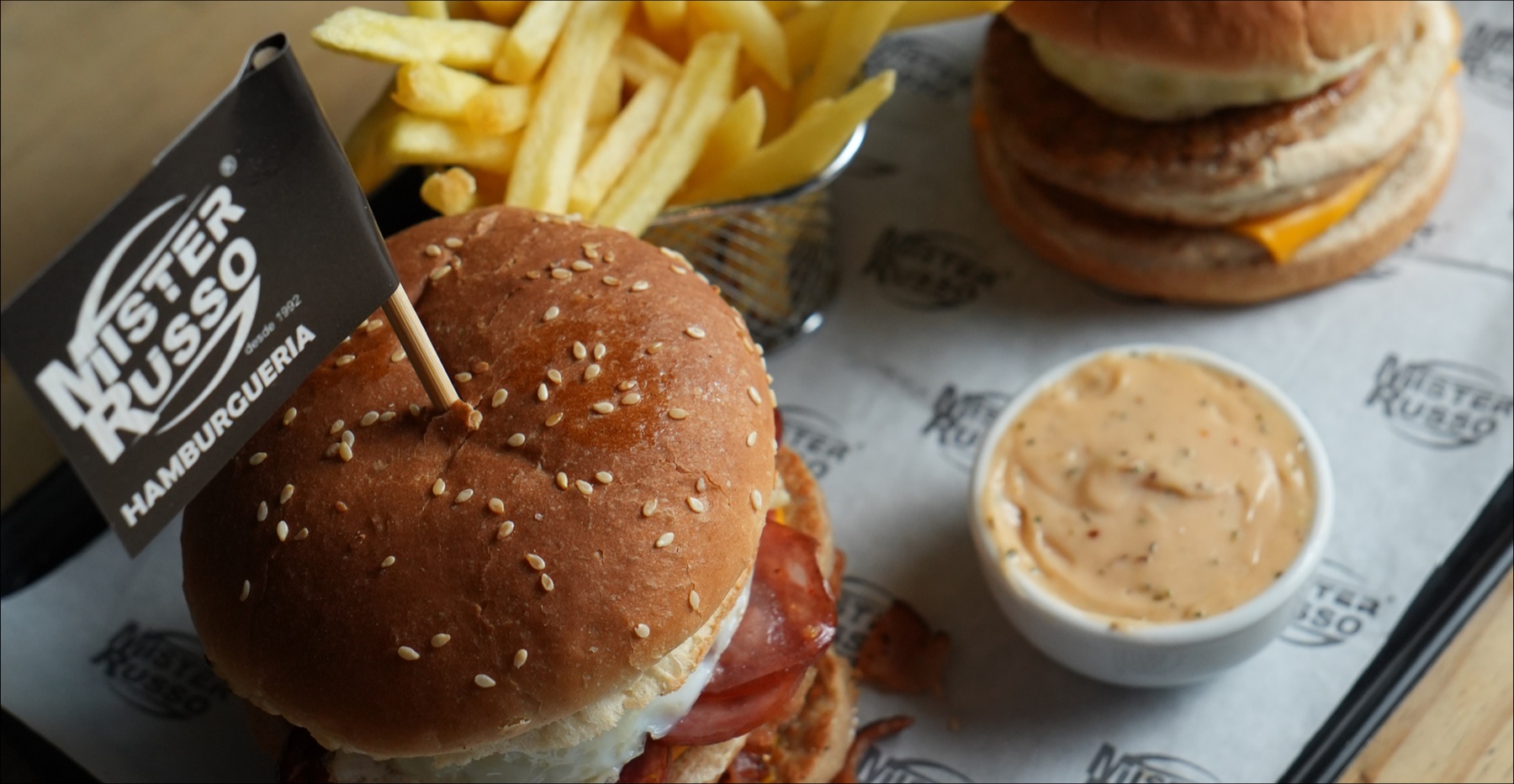 Hambúrgueres Mister Russo com batatas fritas e o molho da casa